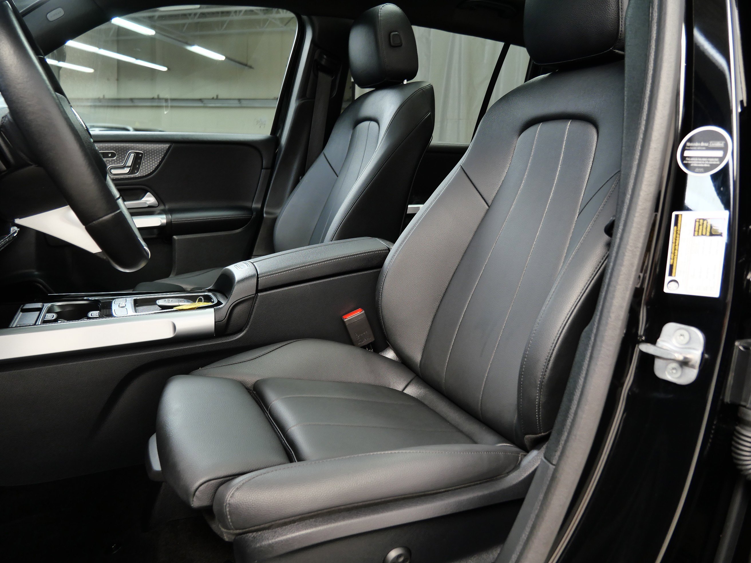 2024 Mercedes Benz GLB 4MATIC 250 photo 2