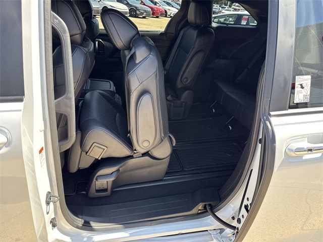 2025 Toyota Sienna Platinum photo 17