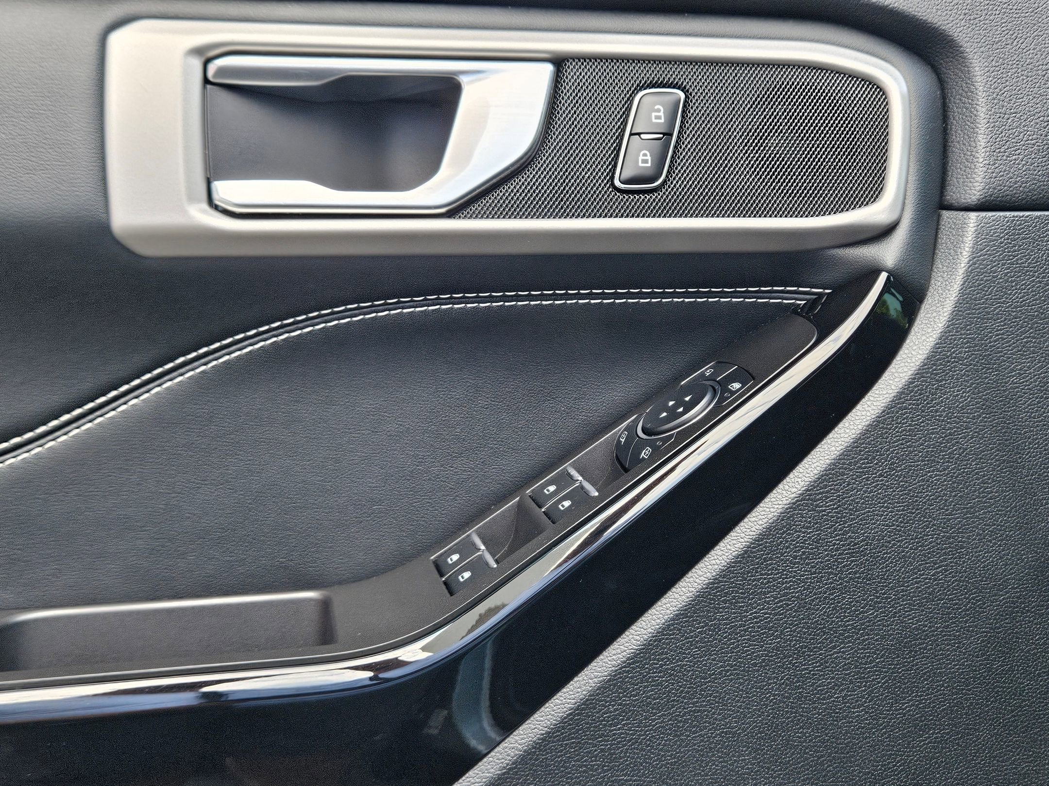 2023 Ford Explorer ST photo 18