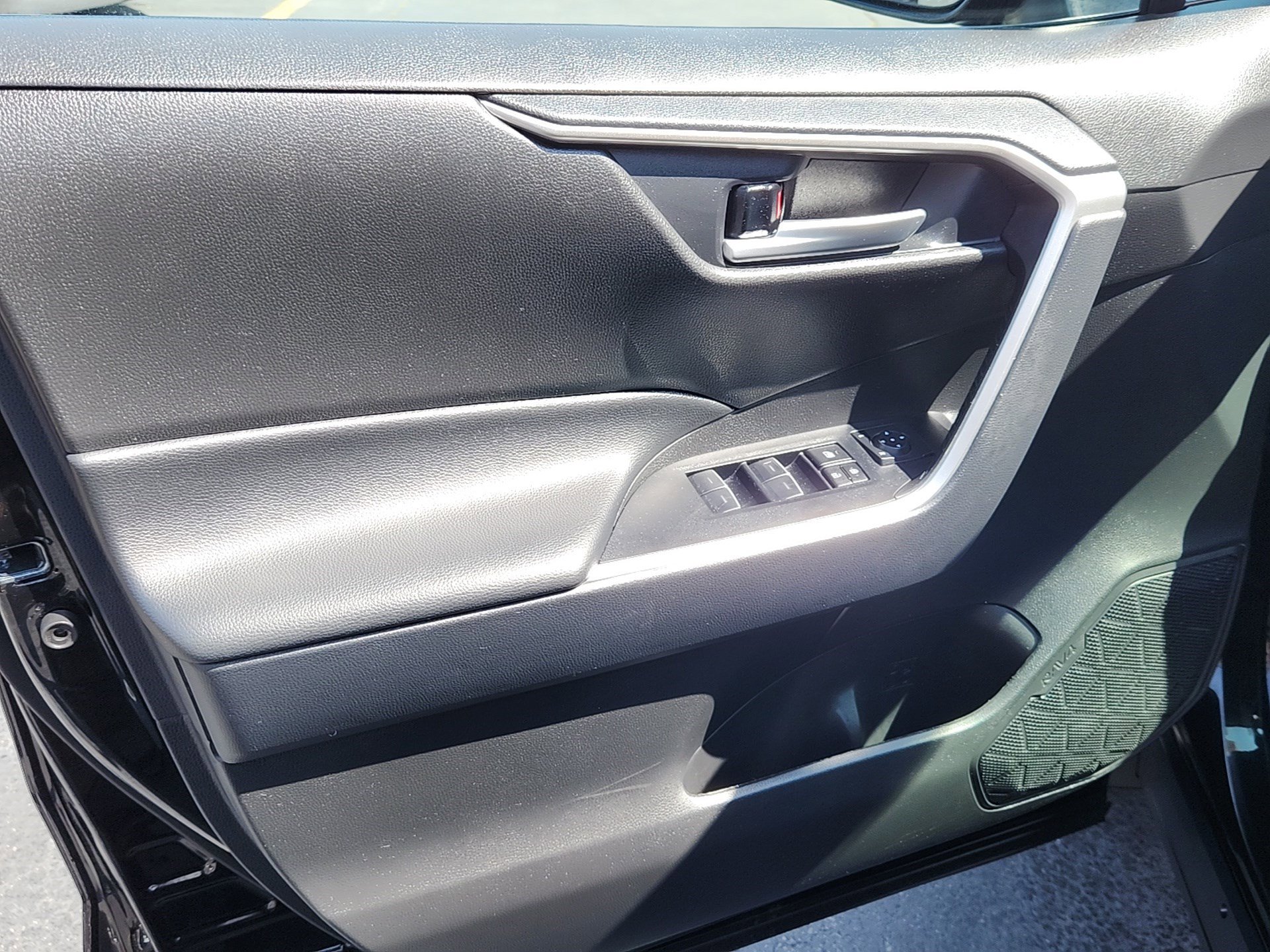 2025 Toyota RAV4 XLE photo 8