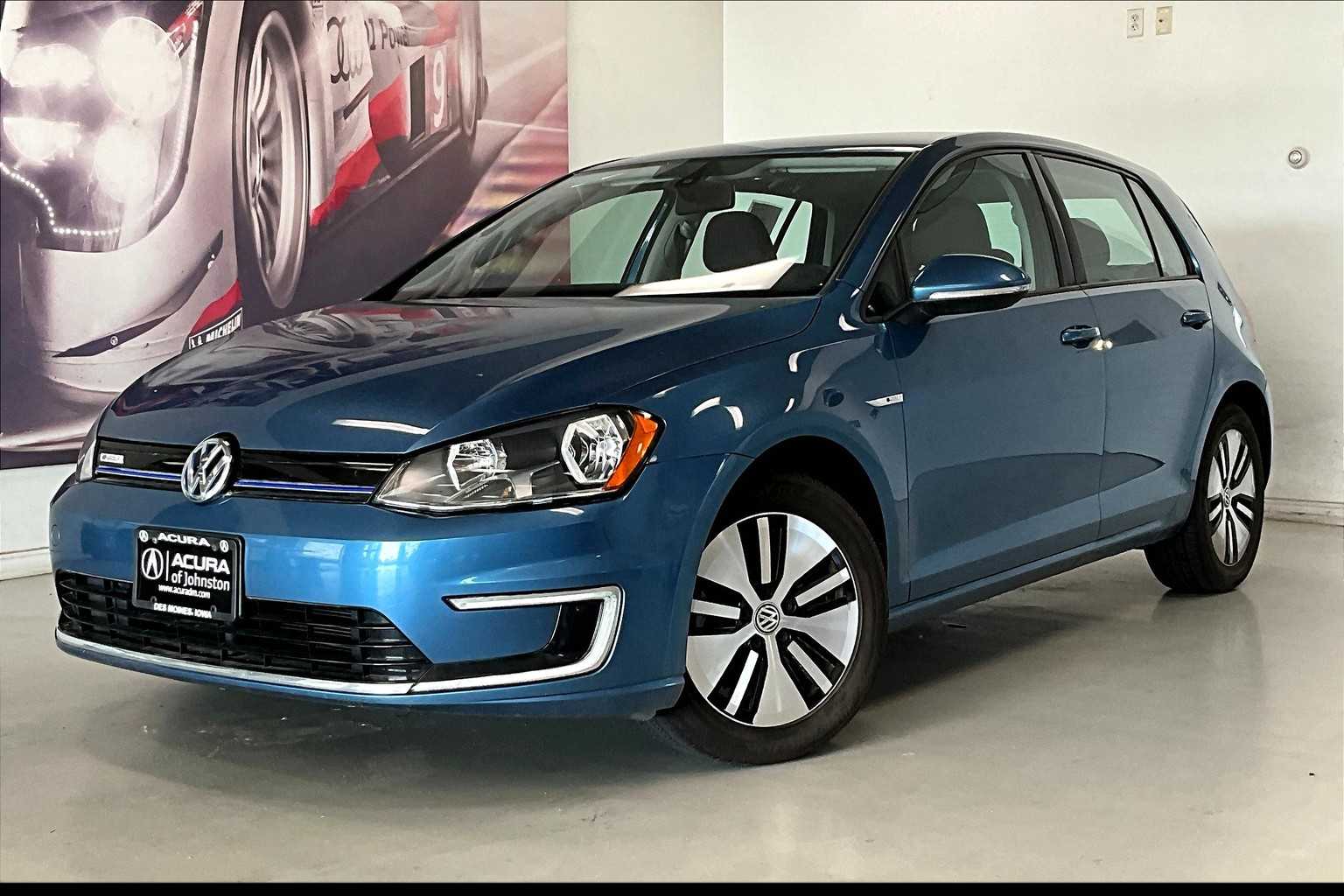 Used 2016 Volkswagen e-Golf e-Golf SE with VIN WVWKP7AU1GW911945 for sale in Johnston, IA