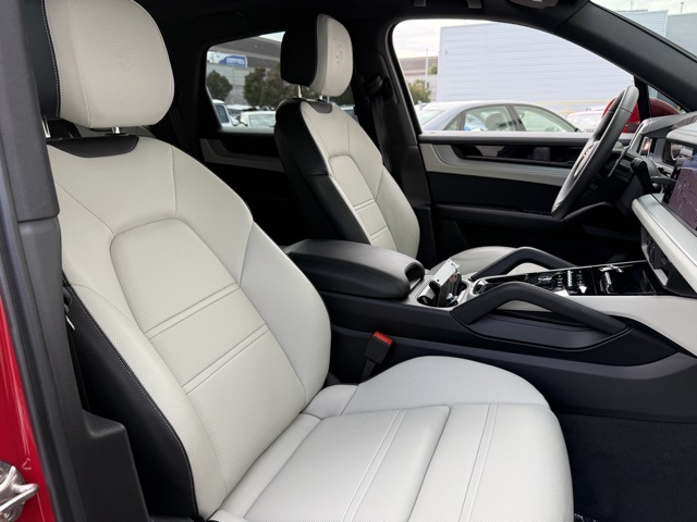 2025 Porsche Cayenne Base photo 19