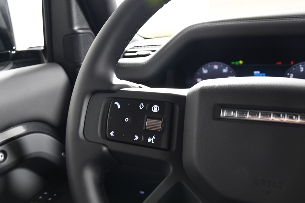 2025 Land Rover Defender 130 S photo 29