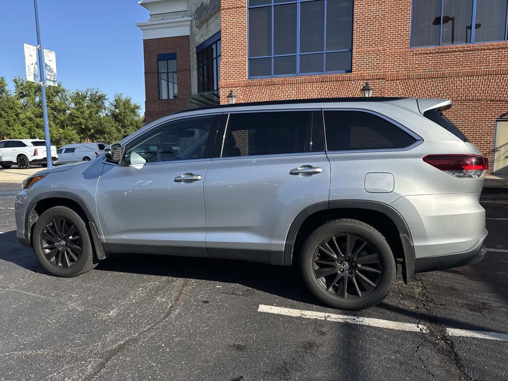 2019 Toyota Highlander SE XLE photo 3