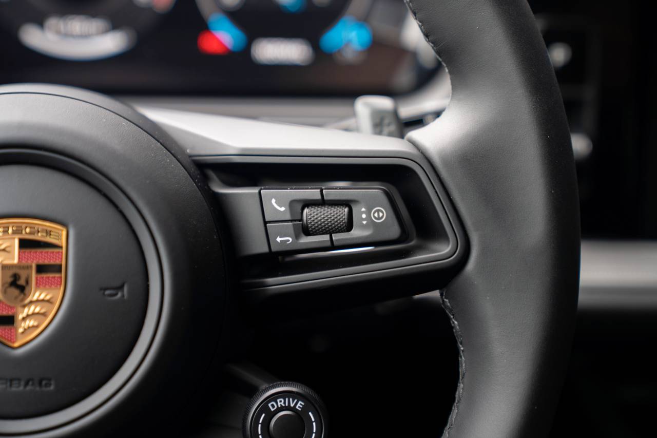 2025 Porsche Cayenne photo 9