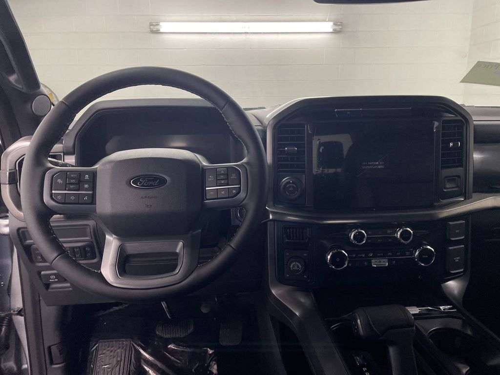 2025 Ford F-150 Lariat photo 4