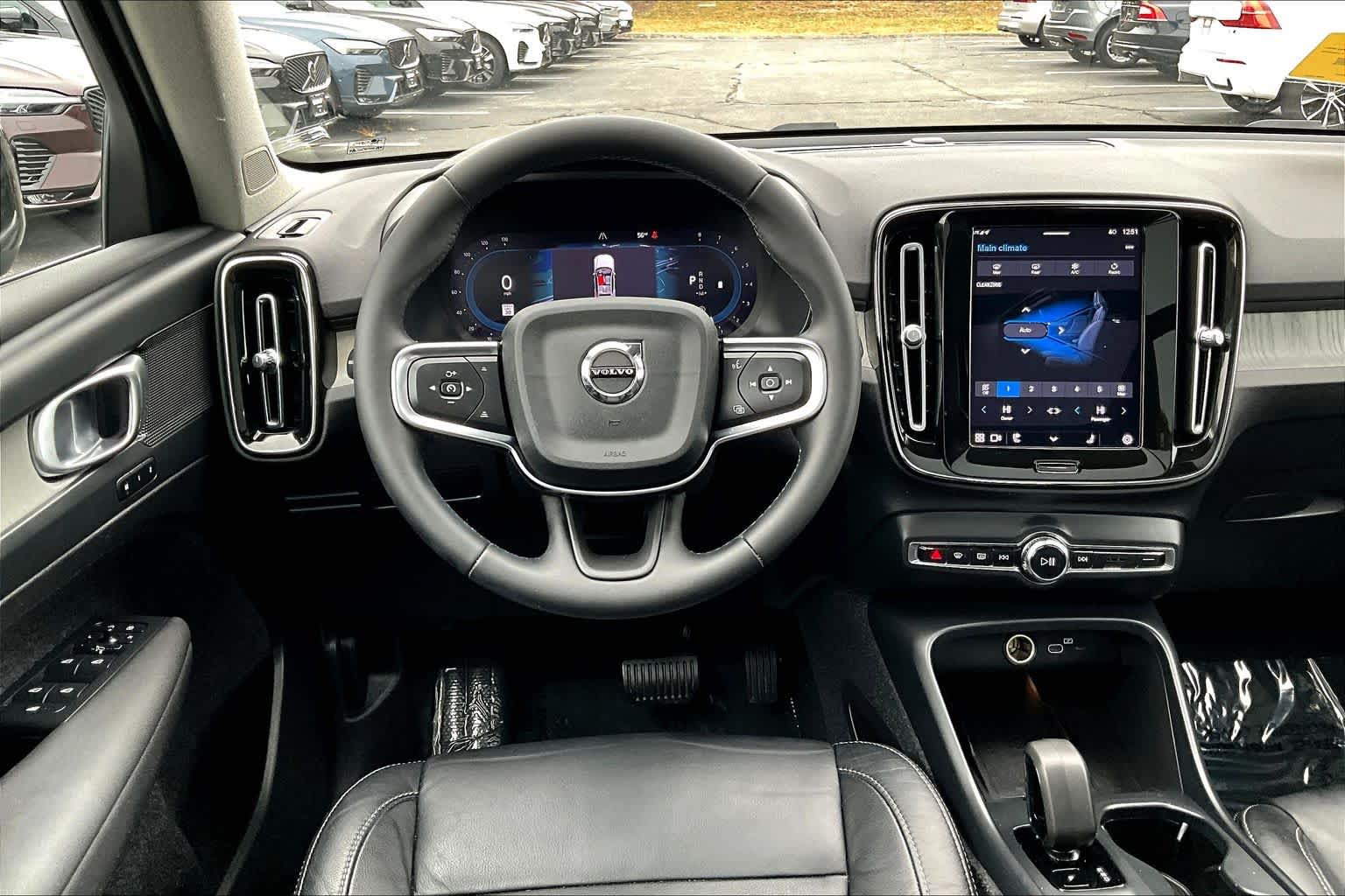 2024 Volvo XC40 Core photo 2