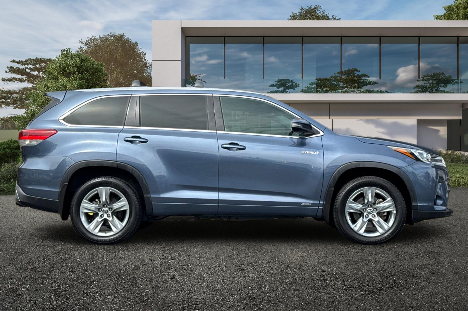 2017 Toyota Highlander Limited Platinum Hybrid photo 2