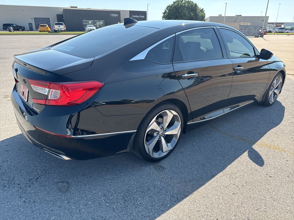 2018 Honda Accord Touring photo 3