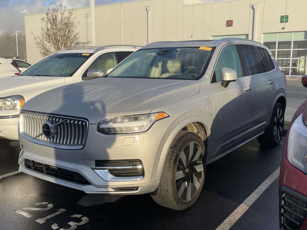 2023 Volvo XC90 T8 Plus photo 2