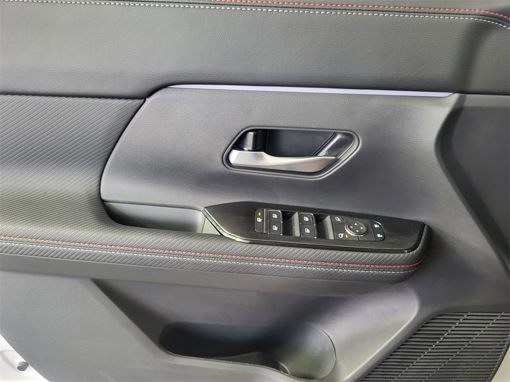 2025 Nissan Kicks SR photo 3