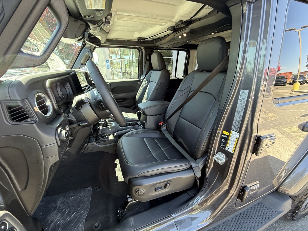 2025 Jeep Wrangler Sahara photo 9