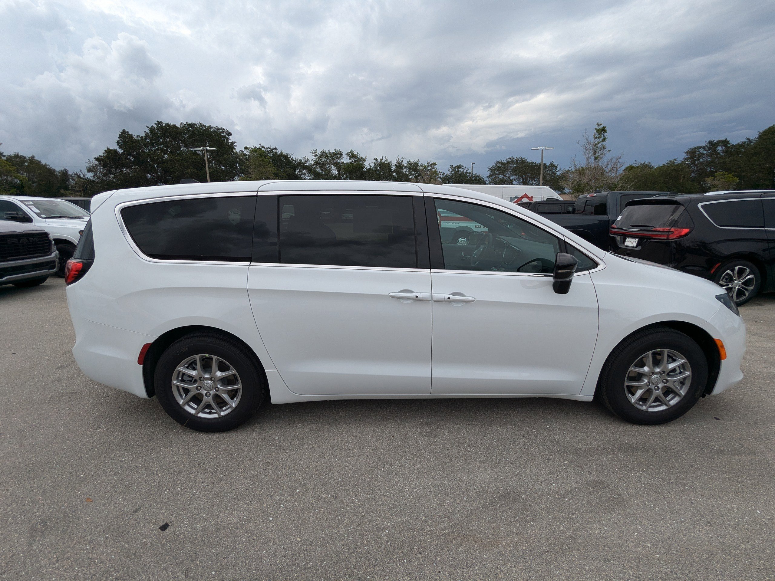2025 Chrysler Voyager LX photo 4