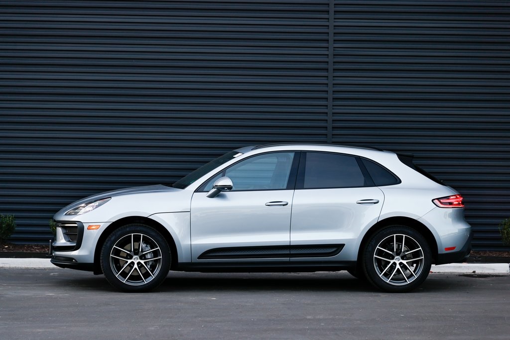 2025 Porsche Macan T photo 2