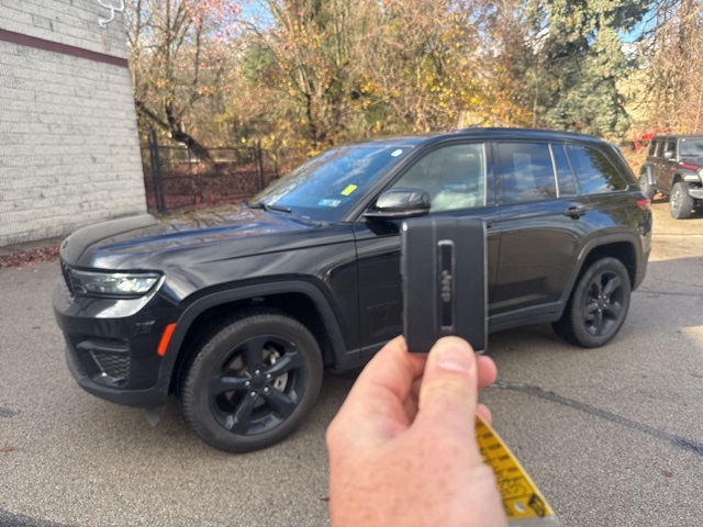 2023 Jeep Grand Cherokee Altitude photo 2
