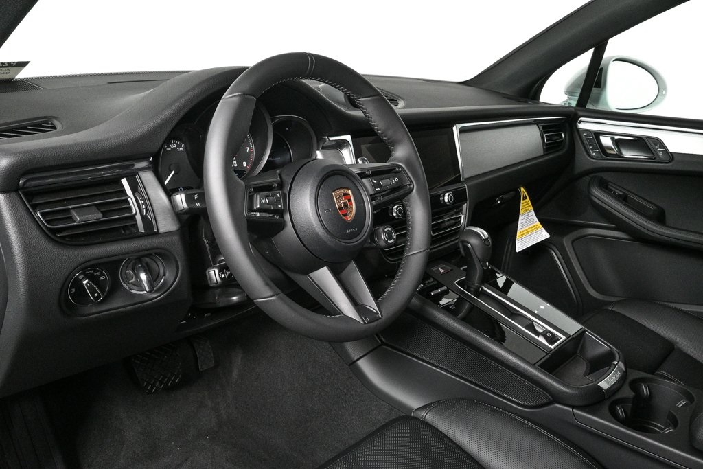 2026 Porsche Macan T photo 4