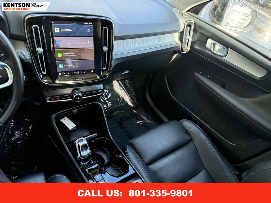 2025 Volvo XC40 Plus photo 19