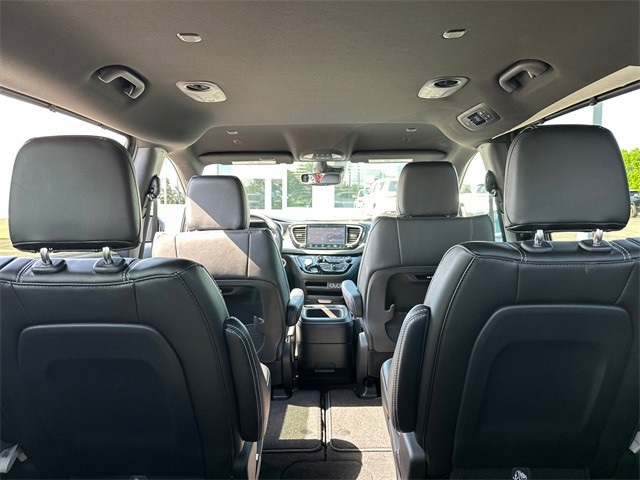 2025 Chrysler Pacifica photo 11