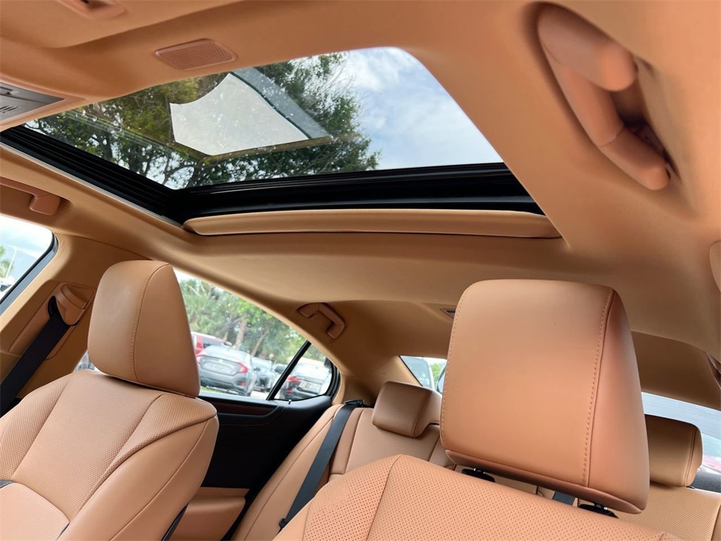 2025 Lexus ES 350 photo 17