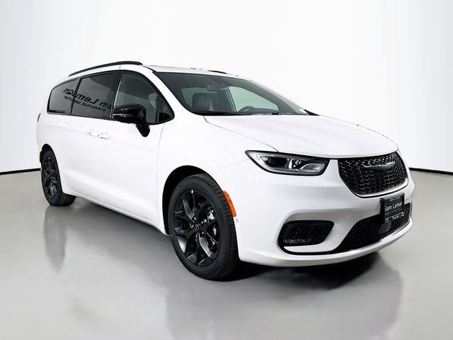 2026 Chrysler Pacifica Limited's photo