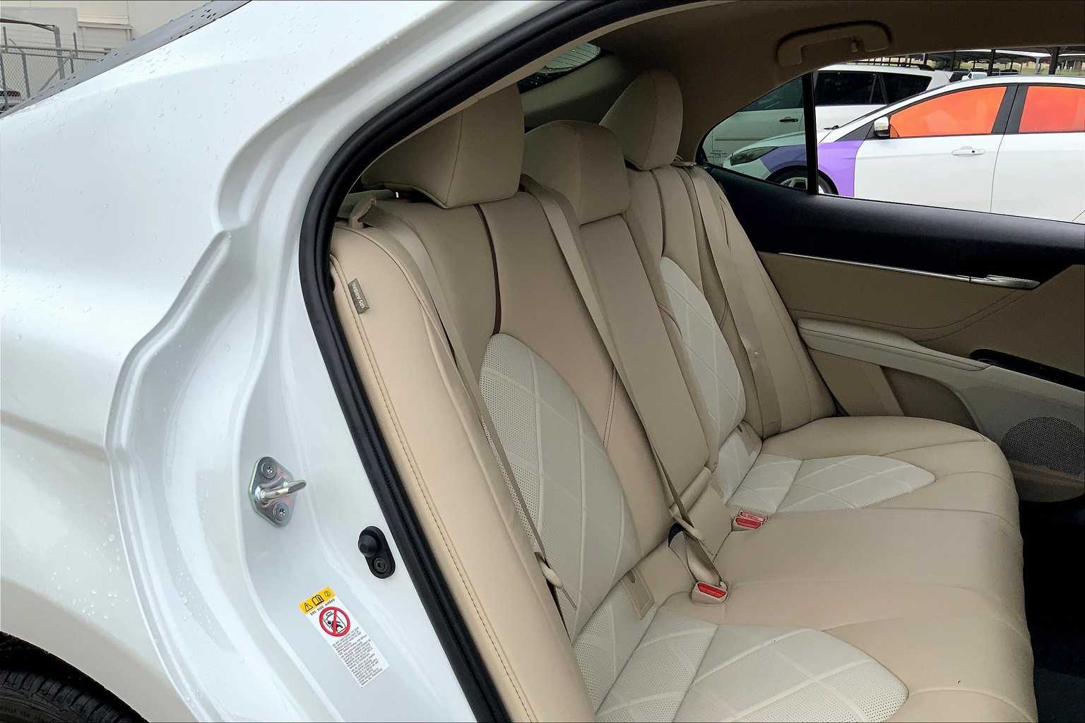 2018 Toyota Camry Hybrid XLE photo 16
