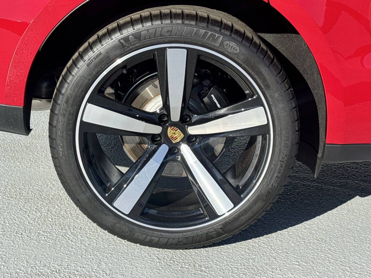 2025 Porsche Macan Base photo 16
