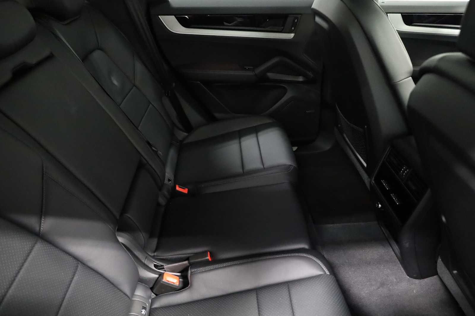 2024 Porsche Cayenne photo 30
