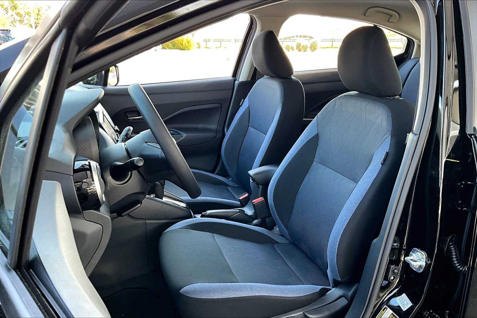 2025 Nissan Versa SV photo 9