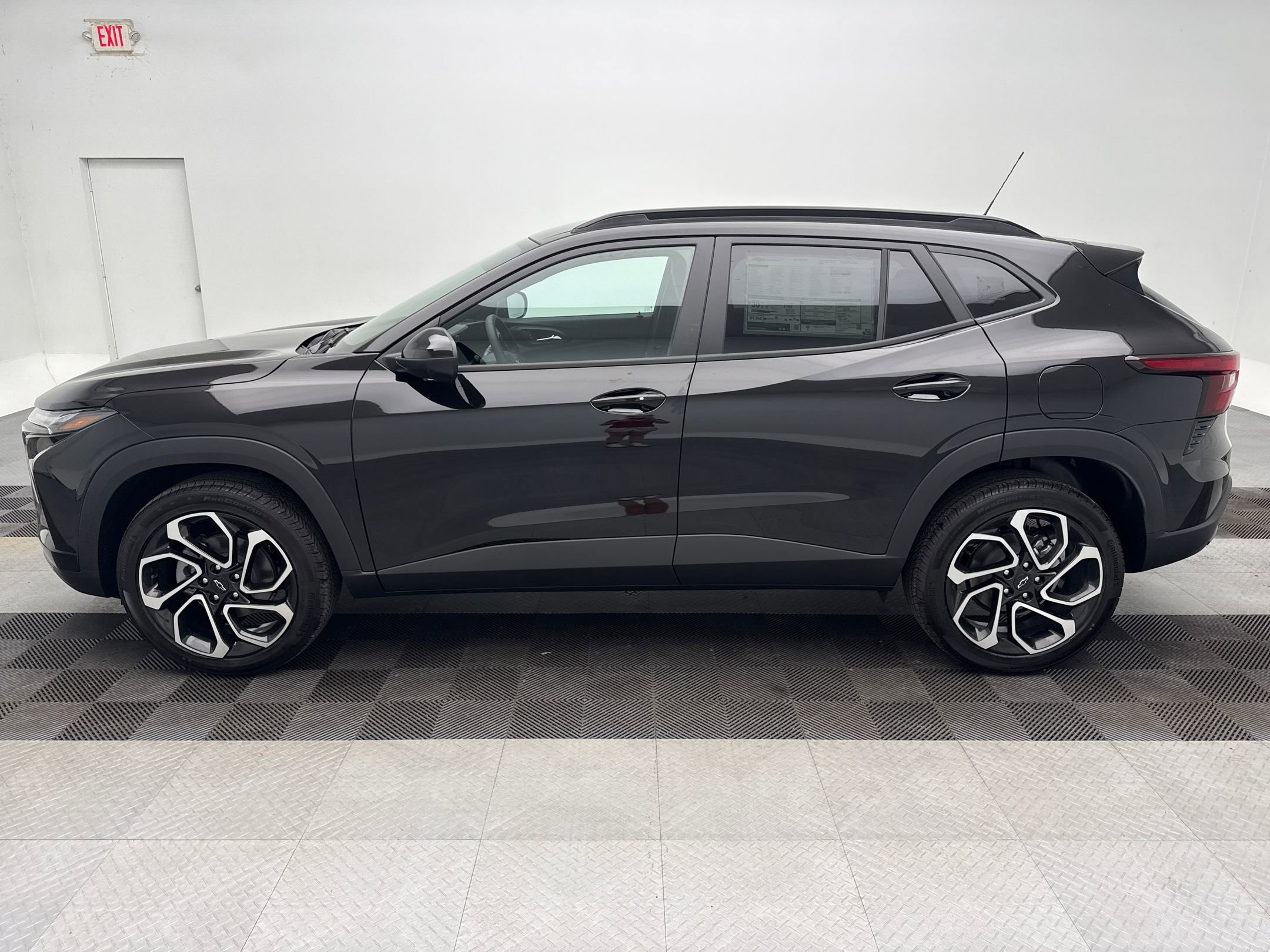 2025 Chevrolet Trax photo 2