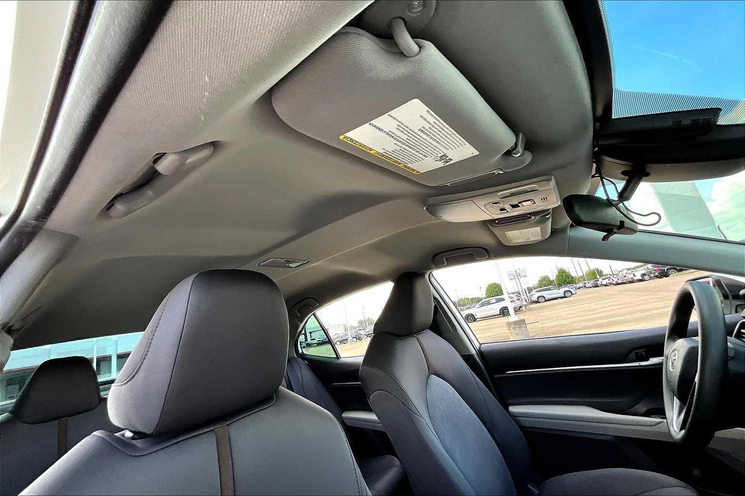 2020 Toyota Camry Hybrid LE photo 9