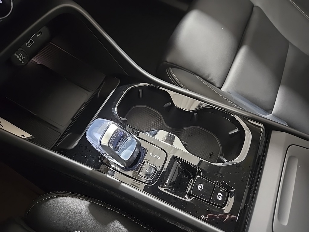 2026 Volvo XC40 Plus photo 13
