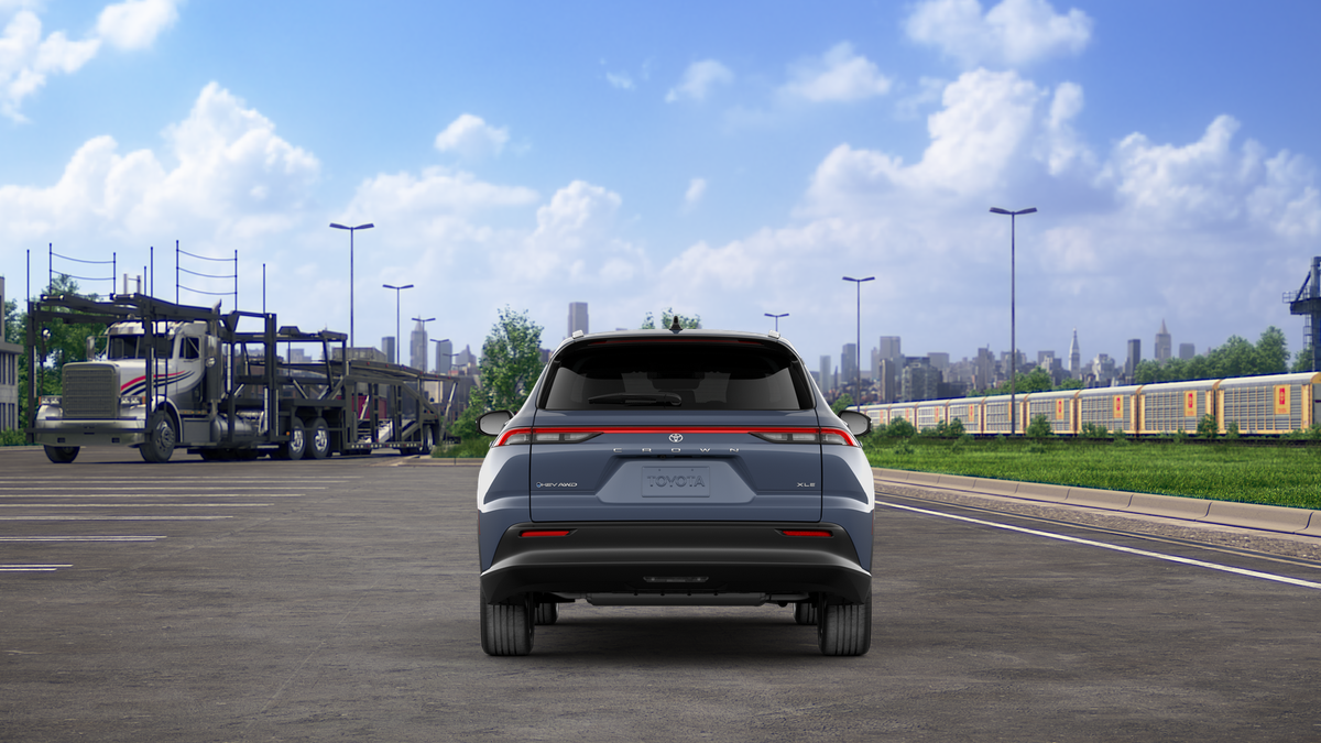 2025 Toyota Crown Signia XLE photo 5