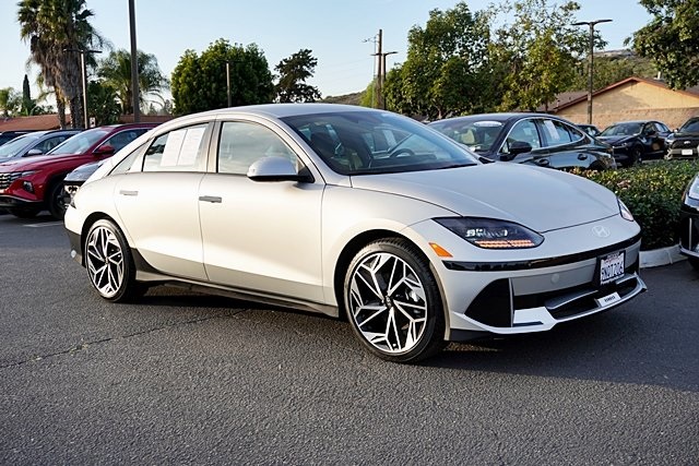 Used 2023 Gold Hyundai SEL image 5