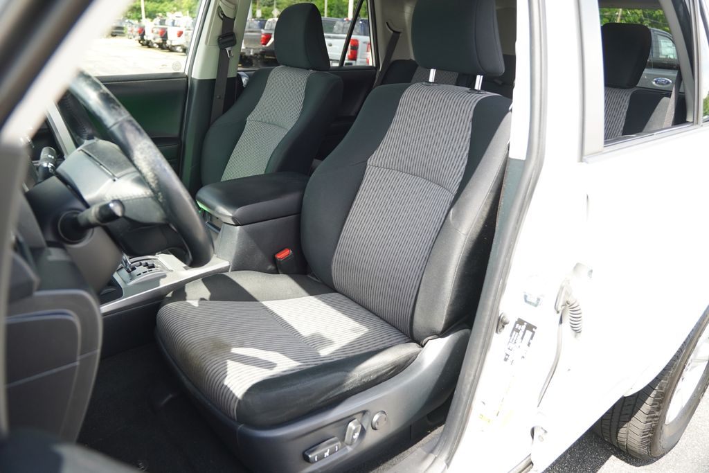 2016 Toyota 4Runner SR5 photo 10