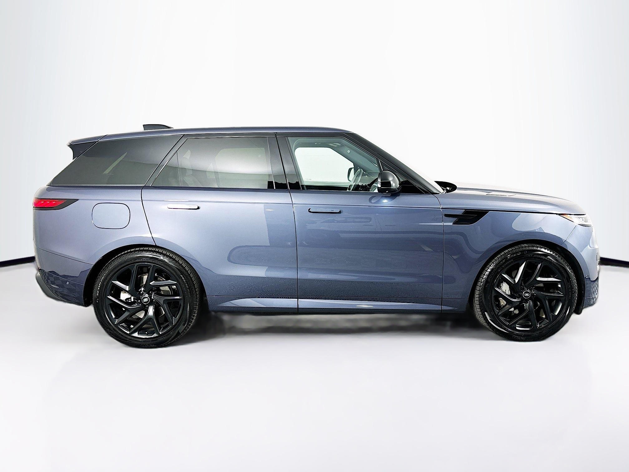 2025 Land Rover Range Rover Sport SE photo 3