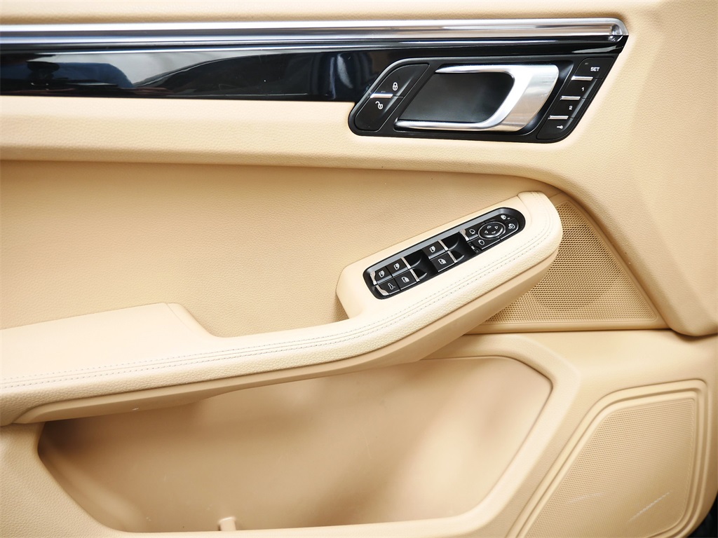 2015 Porsche Macan S photo 9