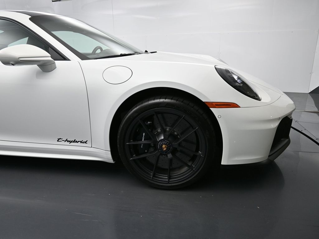 2025 Porsche 911 GTS photo 17