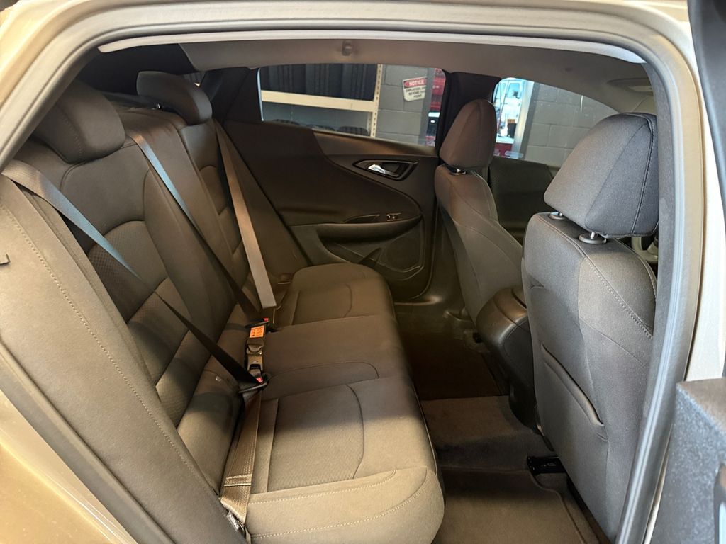 2025 Chevrolet Malibu photo 15