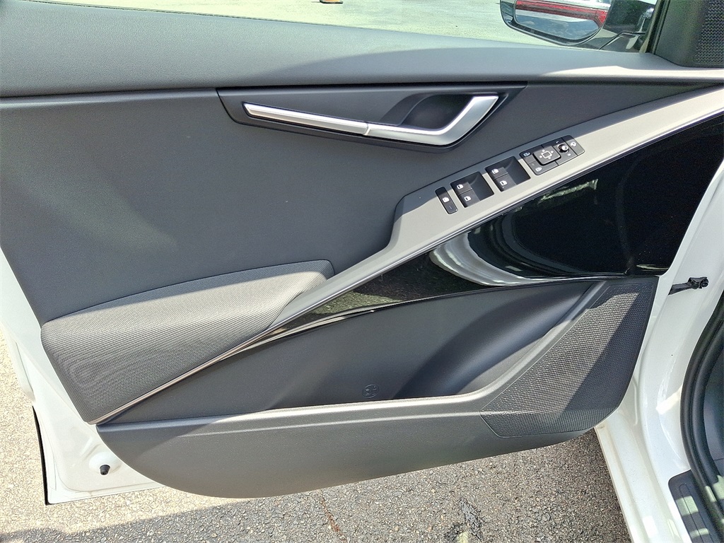 2025 Kia Niro EX Touring photo 9