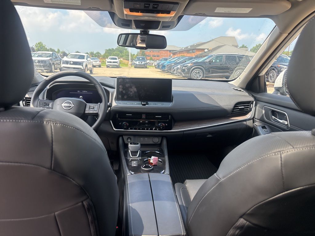 2025 Nissan Rogue Platinum photo 4