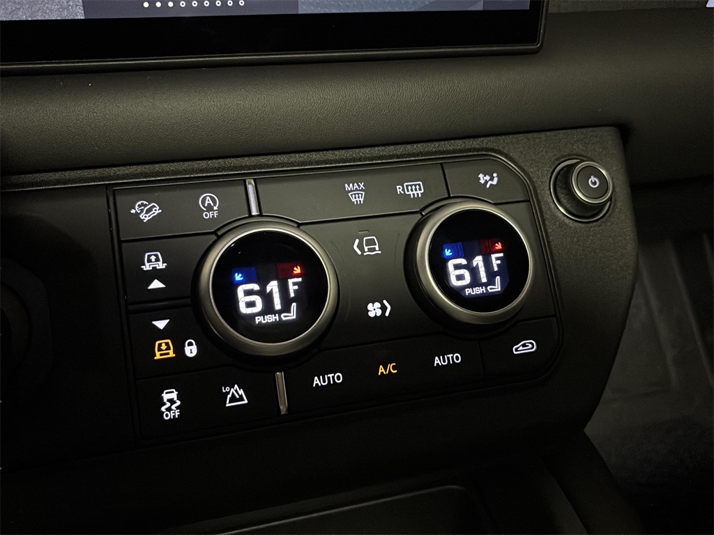 2025 Land Rover Defender 130 X-Dynamic SE photo 23