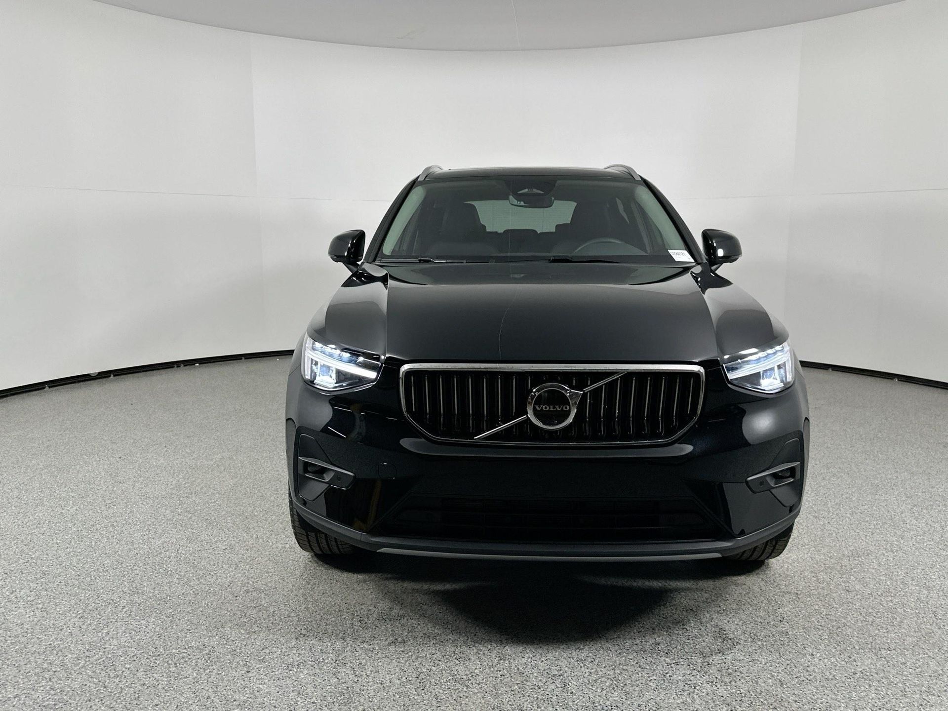 2025 Volvo XC40 AWD Plus photo 2