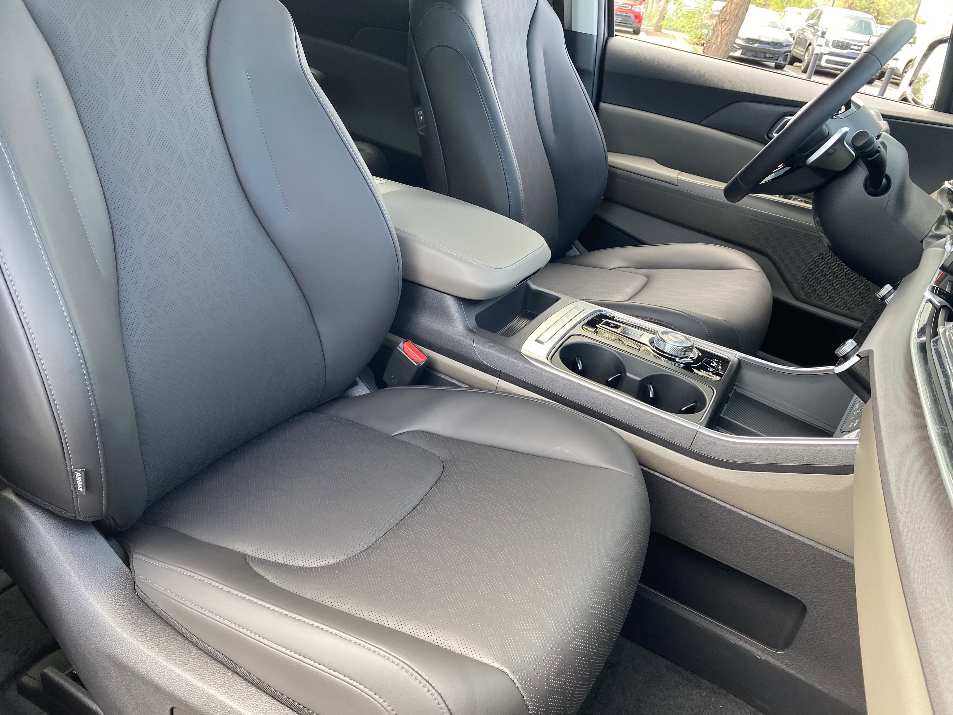 2026 Kia Carnival EX photo 3