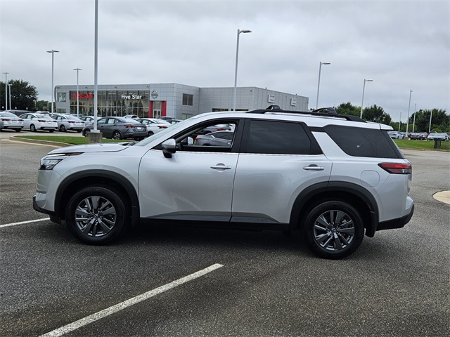 2025 Nissan Pathfinder SV photo 3