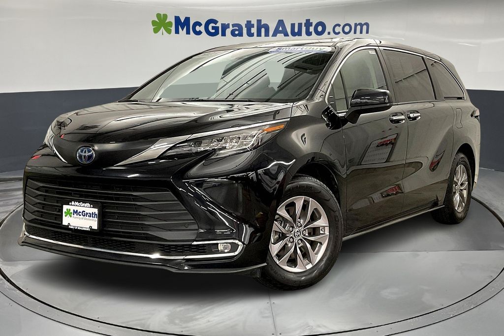 2023 Toyota Sienna XLE photo 2
