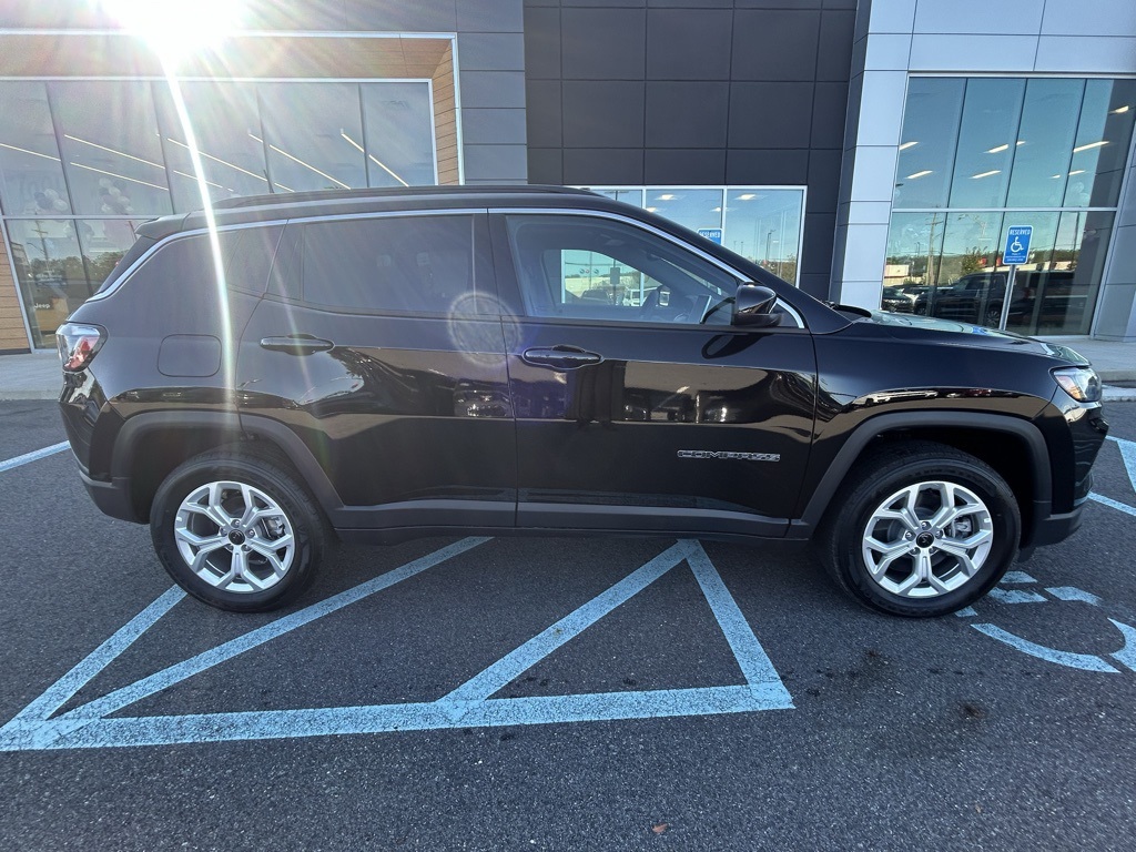 2025 Jeep Compass Latitude photo 3