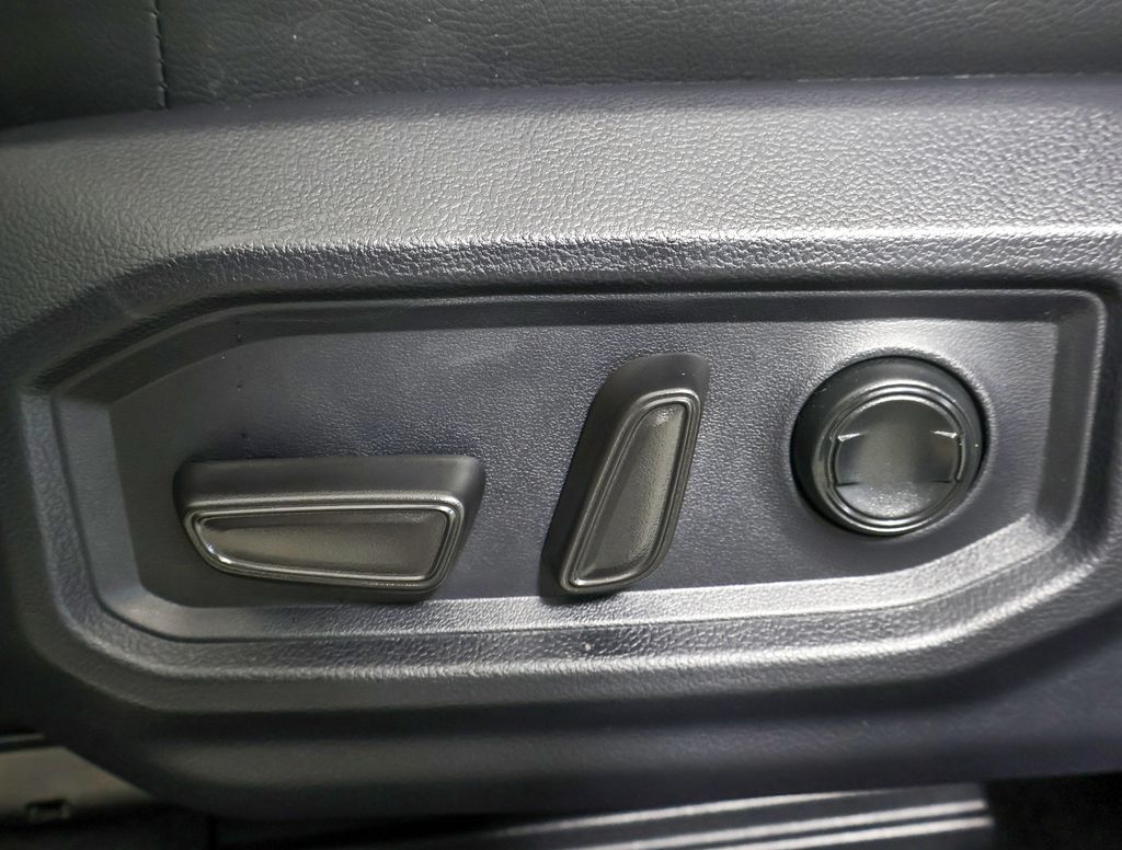 2025 Toyota Tundra Limited photo 9