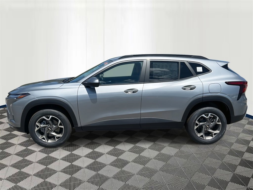 2025 Chevrolet Trax LT photo 2