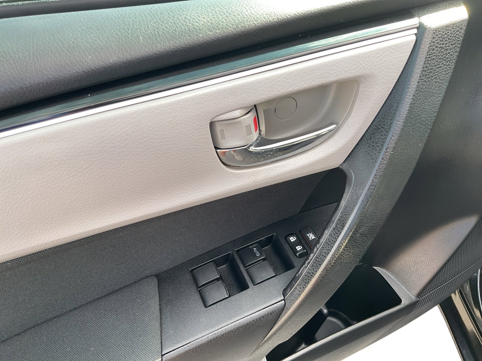 2018 Toyota Corolla LE photo 19