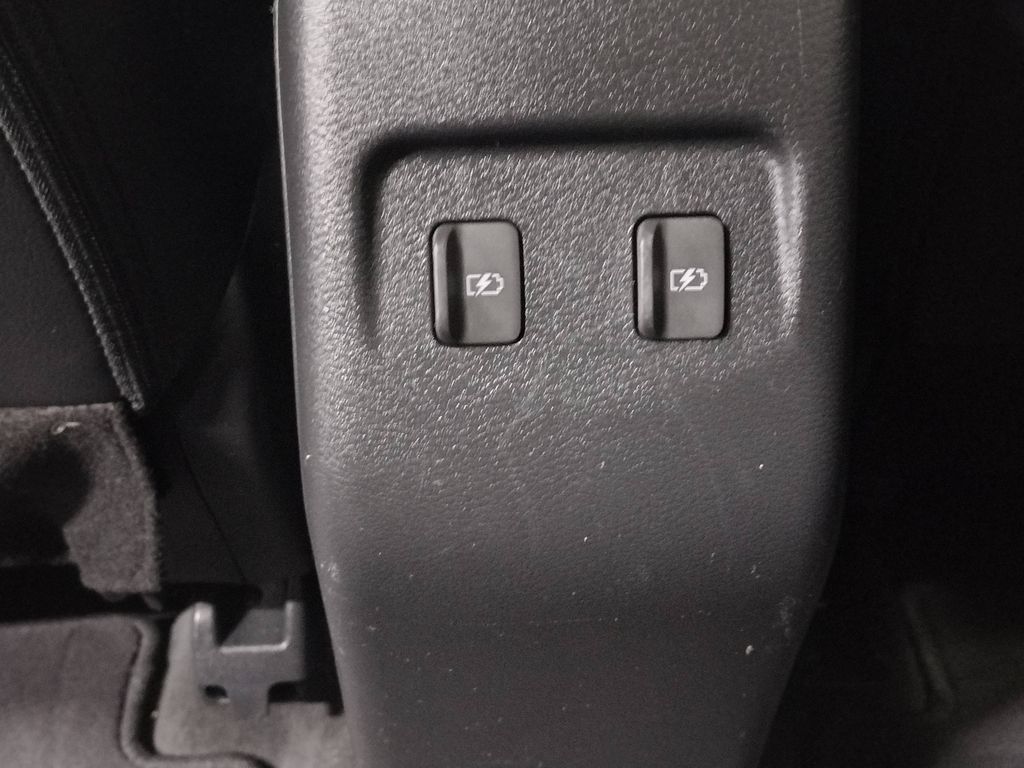 2021 Nissan Kicks SR photo 28